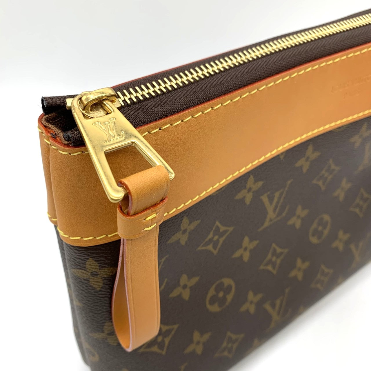 Excellent condition LOUIS VUITTON Pochette Voyage Souple M14057 clutch bag, Monogram canvas/leather, brown, women's fashion. PRE-OWNED