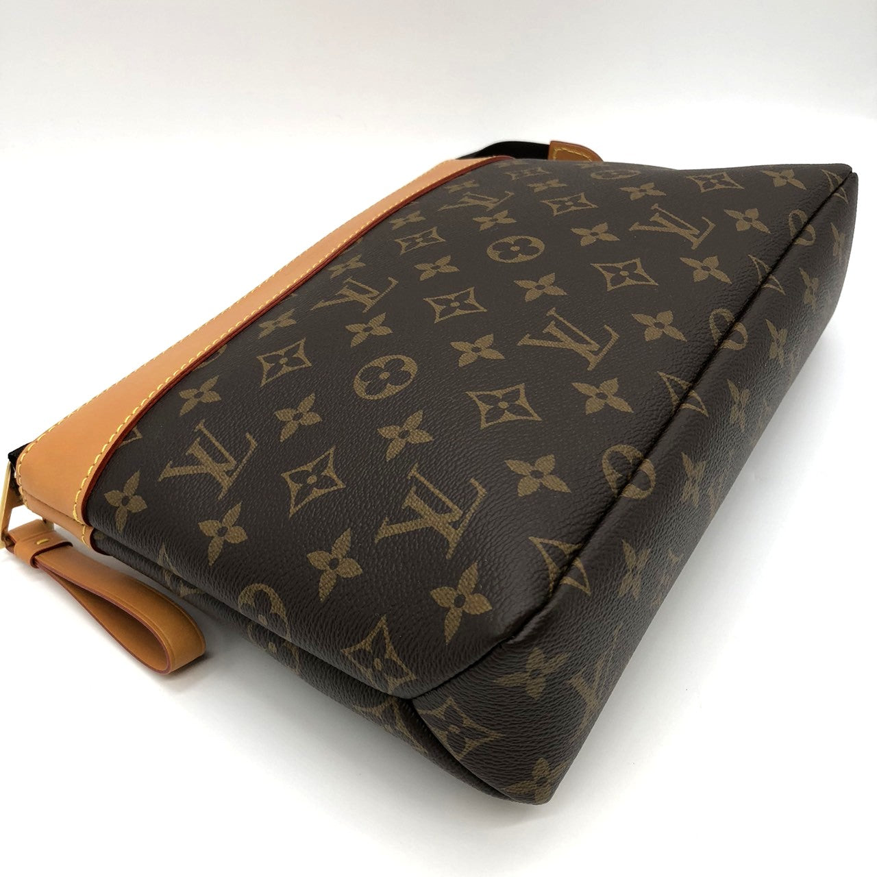 Excellent condition LOUIS VUITTON Pochette Voyage Souple M14057 clutch bag, Monogram canvas/leather, brown, women's fashion. PRE-OWNED